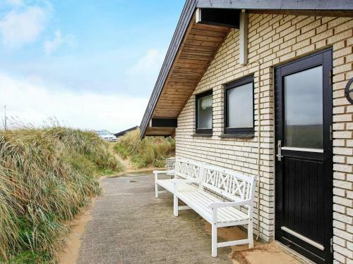 Three-bedroom Holiday Home In L�kken 70