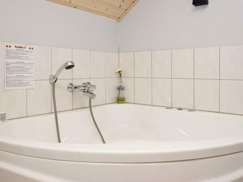 Three-bedroom Holiday Home In L�kken 45
