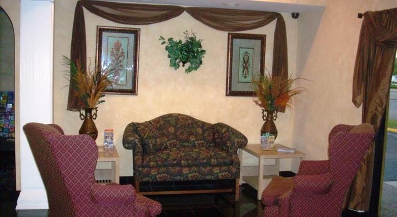 Hotel Goldstar Inn & Suites