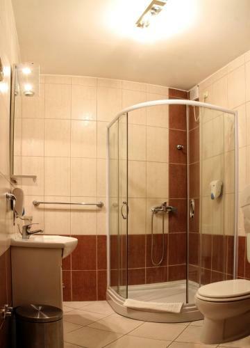 Hostal Minerva Panzi�, �tterem - K�v�z�