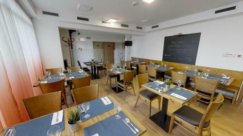 Hostal Minerva Panzi�, �tterem - K�v�z�