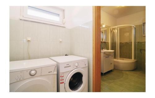 Three-bedroom Holiday Home Petrcane 05