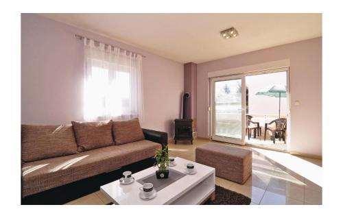 Three-bedroom Holiday Home Petrcane 05