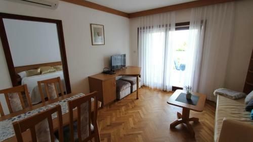 Two-bedroom Apartment In Klimno III