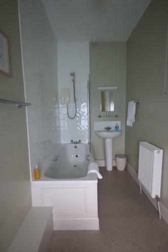 Hostal Inglestone House Guest House