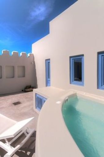 Hostal Luna Santorini Suites