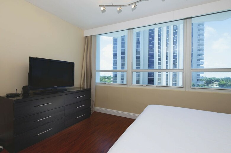 Aparthotel New Point Miami