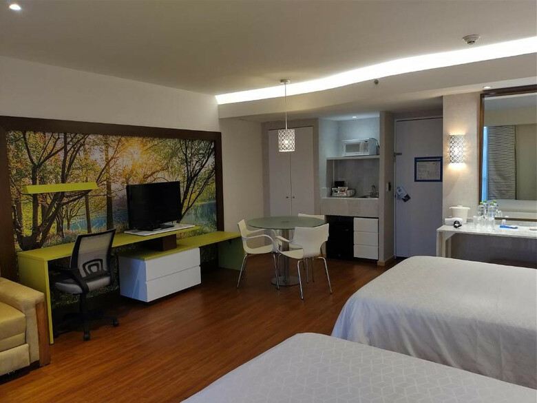 Holiday Inn Express Hotel & Suites At Wtc