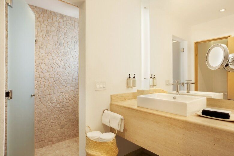 Bah�a Hotel & Beach Club