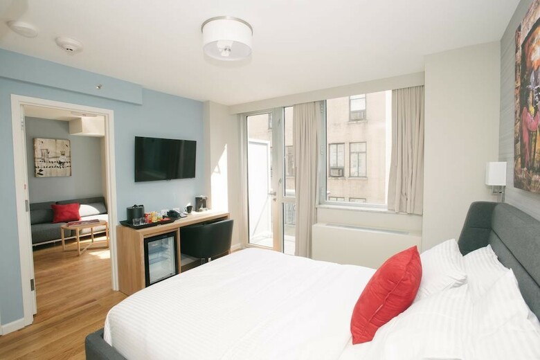 Hotel 32 32