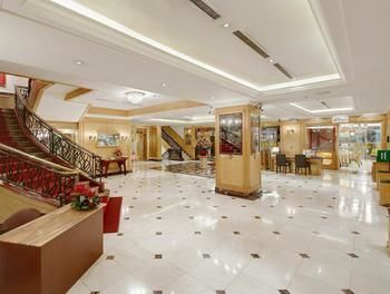 Hotel Cosmos (family)