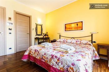 Aurelia Garden Gold Bed & Breakfast