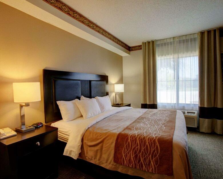 Hotel Comfort Inn & Suites (.)