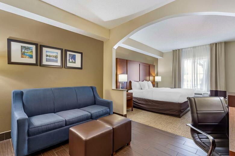 Hotel Comfort Inn & Suites (.)