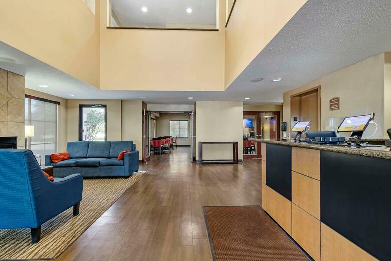Hotel Comfort Inn & Suites (.)