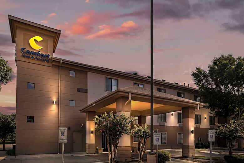 Hotel Comfort Inn & Suites (.)