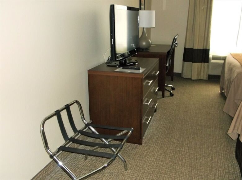 Hotel Comfort Inn & Suites (.)