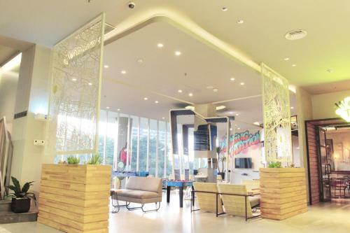 Yello Hotel Jemursari