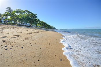 Hotel Beachfront On Trinity Beach Apartments