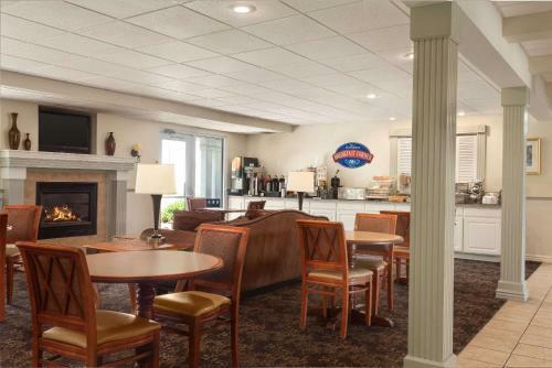 Hotel Cresthill Suites Wichita