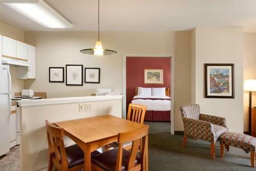 Hotel Cresthill Suites Wichita