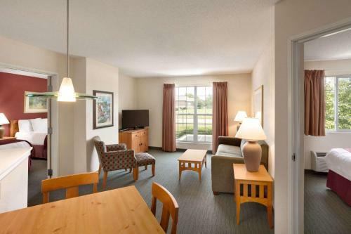 Hotel Cresthill Suites Wichita