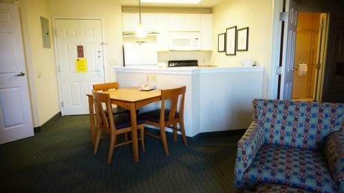 Hotel Cresthill Suites Wichita