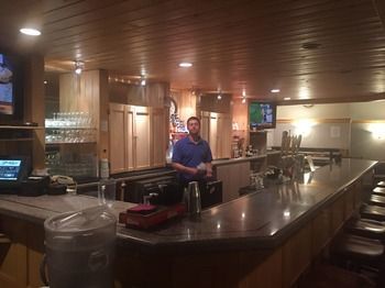 Hotel Fireside Inn & Suites