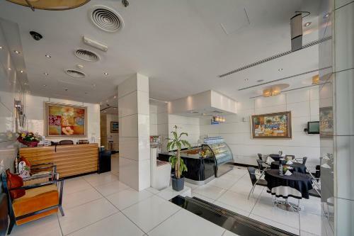Rayan Hotel Corniche