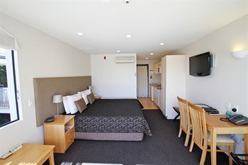 Delorenzo's Studio Apartments