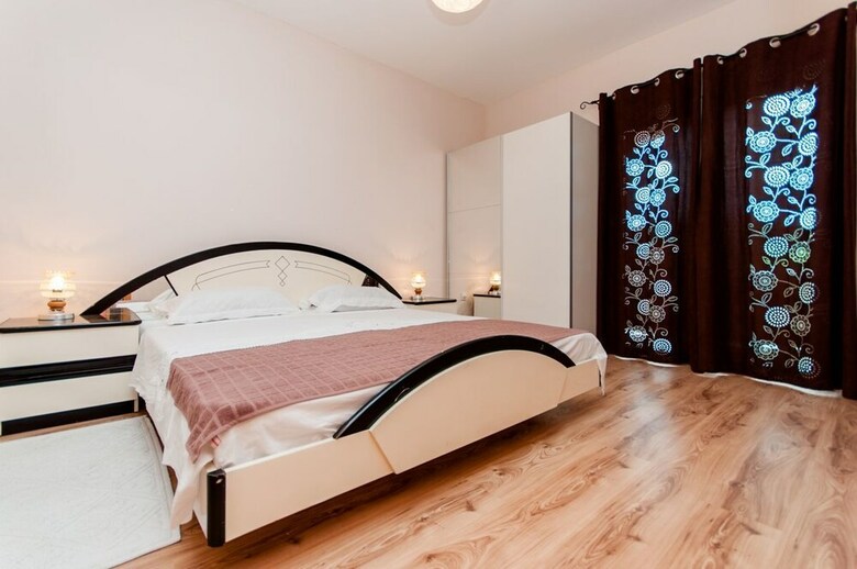 Apartments Mladen