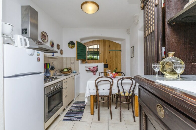 Apartments And Room Lucijo