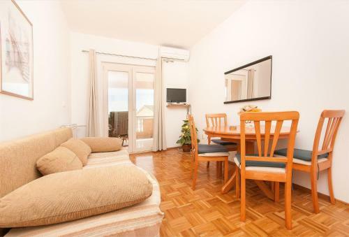 Apartments And Room Danijel