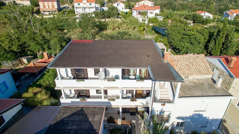 Apartments Mladen