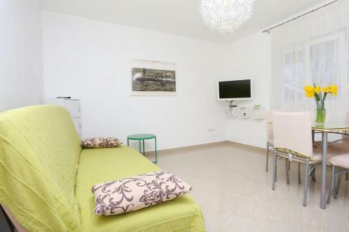 Hostal Apartments With A Parking Space Omis - 10351