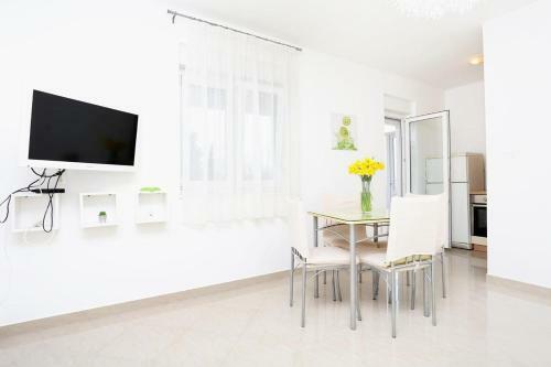 Hostal Apartments With A Parking Space Omis - 10351