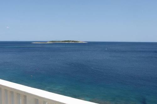 Apartment Milna 2461a