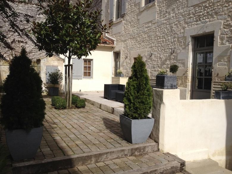 Hostal Maison Charles Maurice