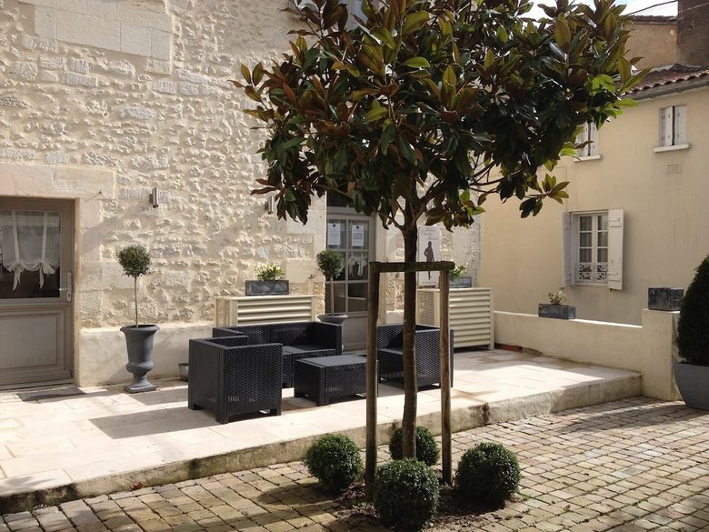 Hostal Maison Charles Maurice