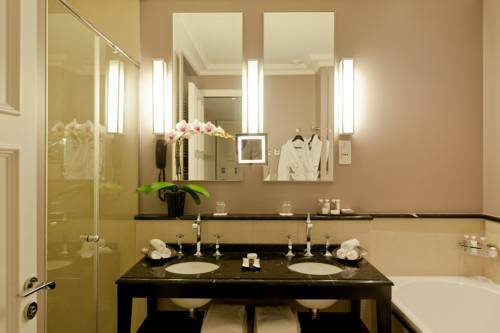 Hotel Le Burgundy Paris