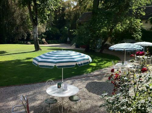 Hotel Chateau De Challanges
