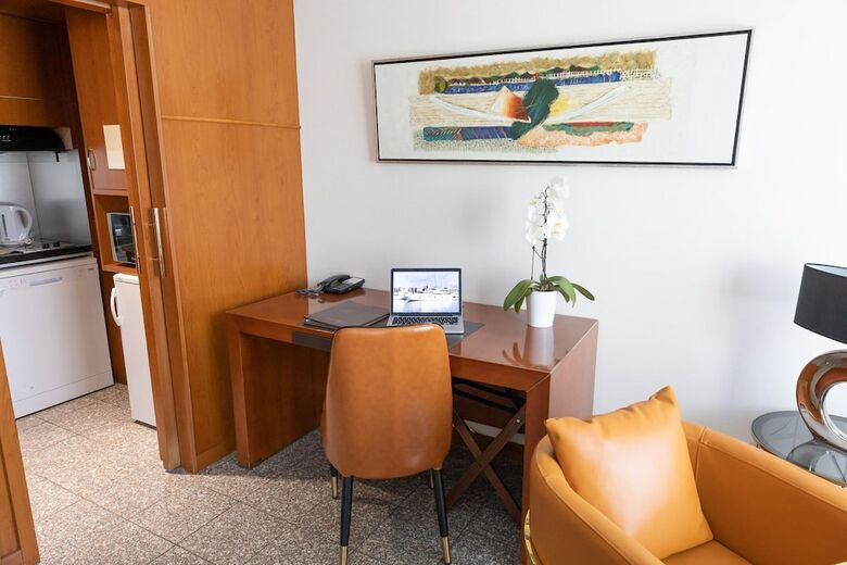 Hotel Goldstar Resort & Suites