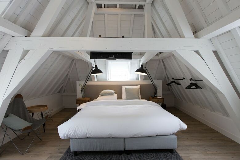 Eye Hotel