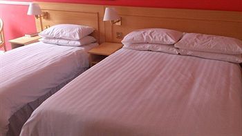 Chequers Plaza Hotel