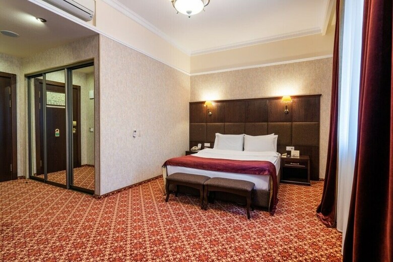 Attache Hotel