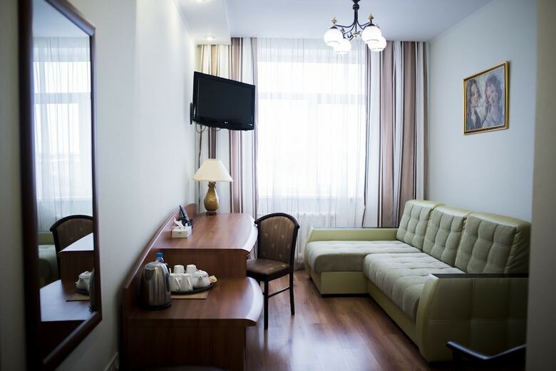 Oktyabrskaya Hotel