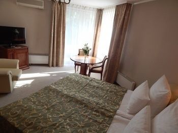 Oktyabrskaya Hotel