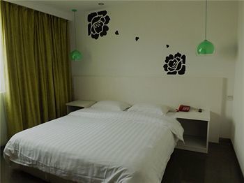 V8 Hotel XI Lang Branch