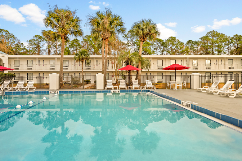 Motel Travelodge Inn & Suites