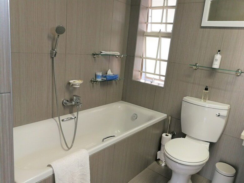 Hostal At 98 On Lynburn Guest House
